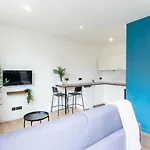Maska - Avec Terrasse Proche Et Aéroport De Apartamento *